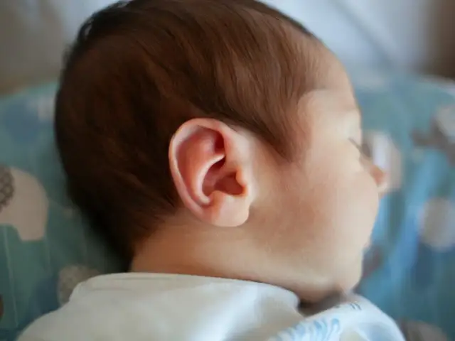 Jak czyścić uszy 2 miesięcznemu dziecku bez ryzyka uszkodzenia