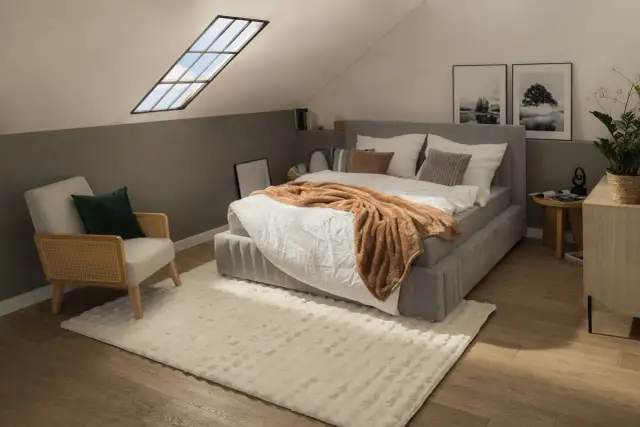 Sypialnia na poddaszu: Malowanie skosów powiększ ją kolorem!