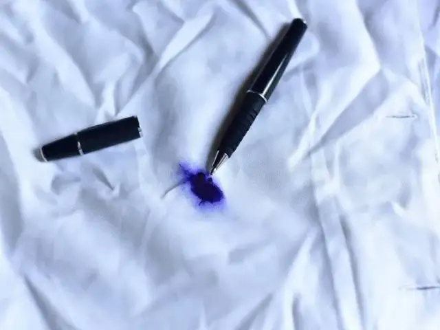 Jak zmyć długopis z bluzki? Skuteczne sposoby na każdą plamę!