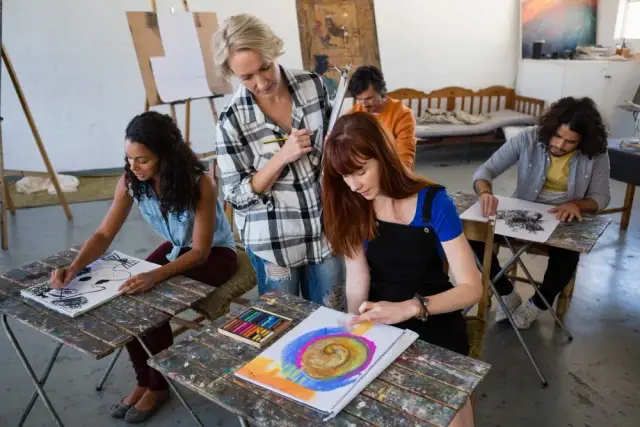 Czym zajmuje się animator kultury i jak wpływa na społeczność?