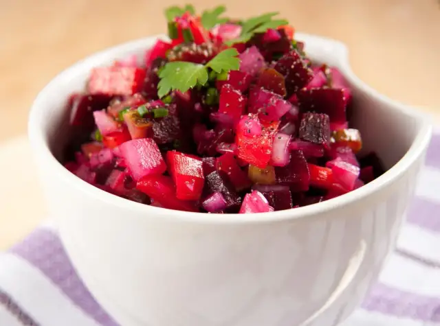 Co dodać do sałatki jarzynowej, by zaskoczyć gości smakiem?