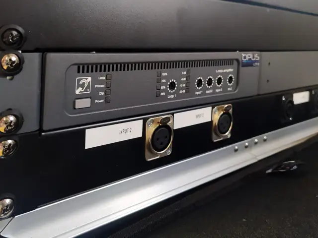 Wzmacniacz pętli indukcyjnej z wejściami XLR i wskaźnikami LED.