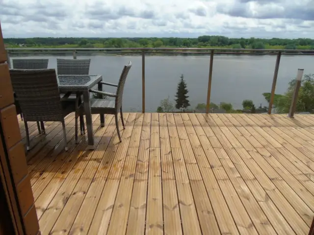 Materiały na taras: Drewno, kompozyt, gres? Wybierz idealny!