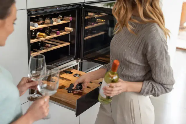 Wino w kuchni: Jak przechowywać bezpiecznie? Winiarka to klucz!