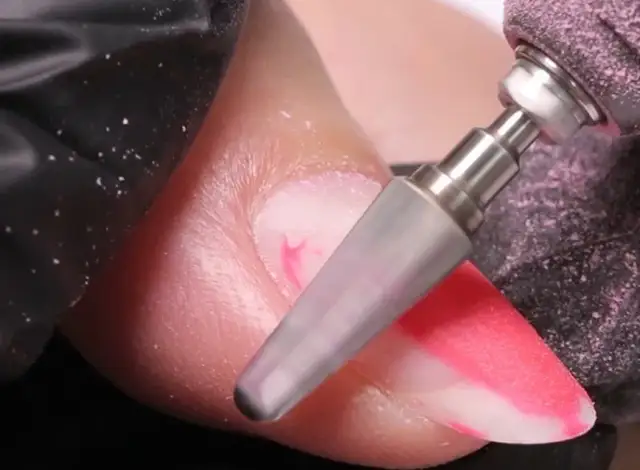 Skuteczne sposoby na to, czym zmyć manicure hybrydowy bez uszkodzeń