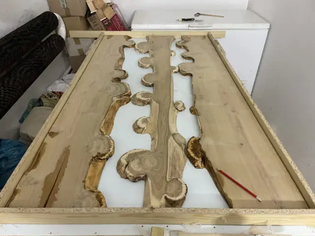 Jak zrobić stół z żywicy epoksydowej krok po kroku bez błędów