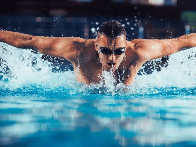 Jakie są style pływania i jak wybrać najlepszy dla siebie? Poradnik dla początkujących