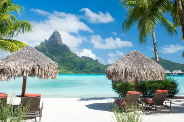 Gdzie polecieć w październiku? Odkryj ciepłe i tanie destynacje