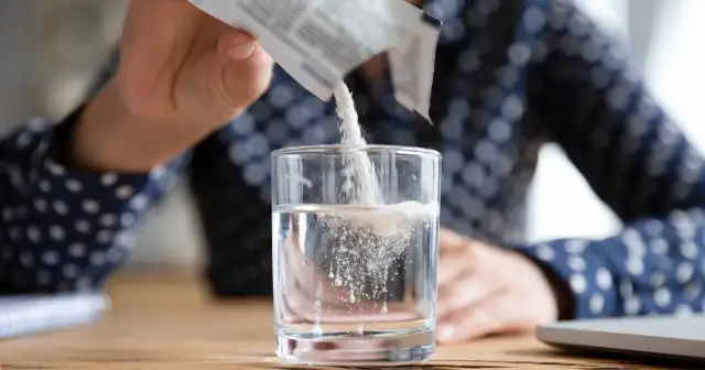 Jak stosować Amol? Wsyp zawartość saszetki do szklanki z wodą i wymieszaj.