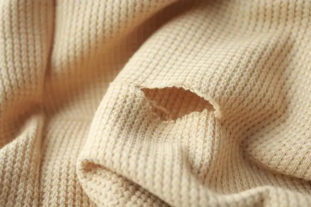 Jak załatać dziurę w bluzce - proste metody naprawy bez szycia