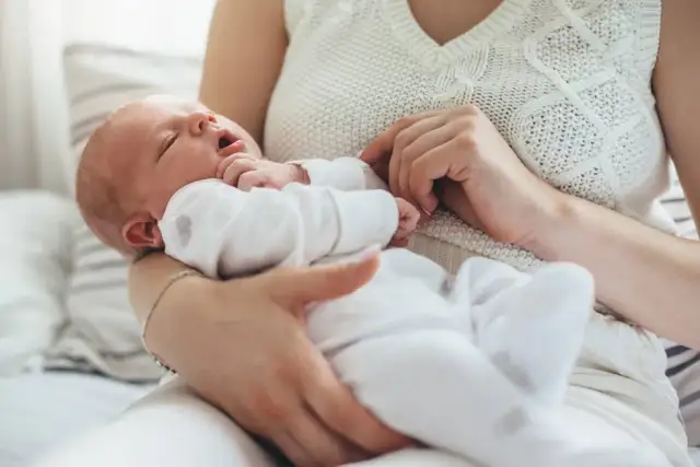 Jak ubrać noworodka? Rozwiej wątpliwości od szpitala po dom