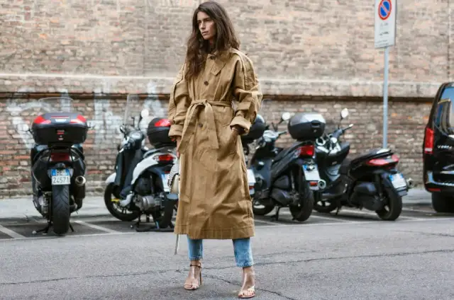 Beżowy trencz stylizacje: Jak nosić klasyk? Modne pomysły.