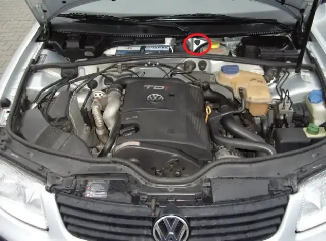 Jak bezpiecznie przeciągnąć kabel z komory silnika do kabiny bez błędów i uszkodzeń