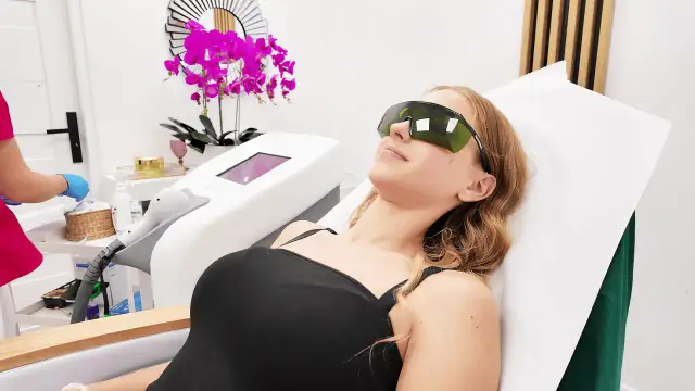 Depilacja laserowa: Cennik, koszty i jak zaoszczędzić bez ryzyka?