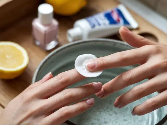 Jak zmyć lakier bez zmywacza? Szybkie i domowe sposoby