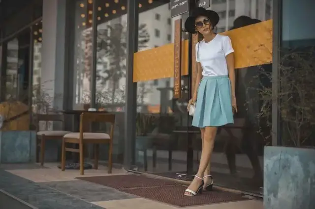 Jaką bluzkę do niebieskiej spódnicy wybrać, by wyglądać świetnie?