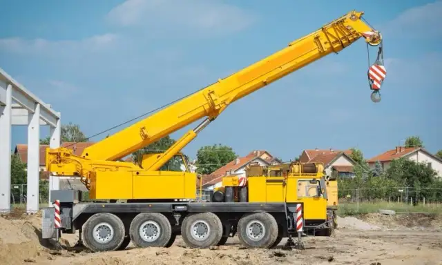 Ile kosztuje wynajem dźwigu? Sprawdź ceny i ukryte koszty