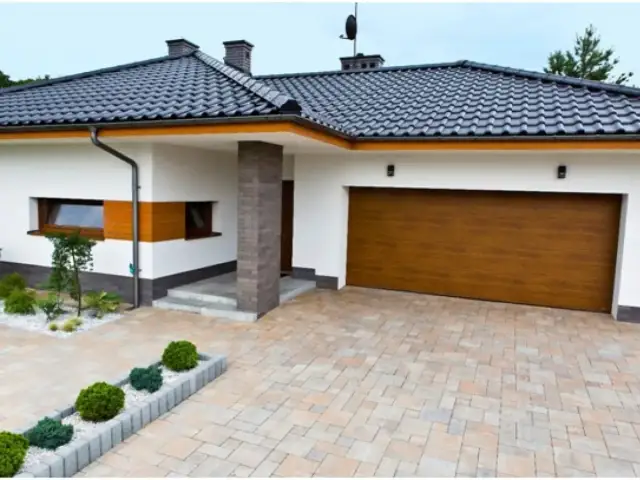 Jak wybrać idealną kostkę brukową do brązowego dachu? Porady i inspiracje