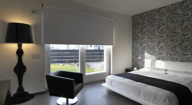 Jakie rolety do sypialni? Ekspert radzi: sen, prywatność, styl.