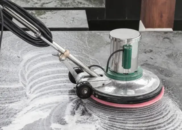 Jak skutecznie wyczyścić kamień dekoracyjny bez uszkodzeń?