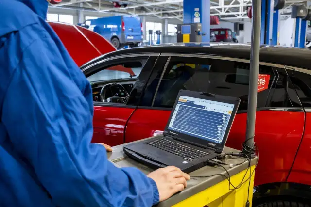 Ile wytrzymuje bateria w samochodzie elektrycznym? Poznaj prawdę o jej trwałości