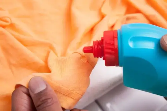 Jak skutecznie wywabić żywicę z ubrań bez uszkodzenia tkanin – sprawdzone metody