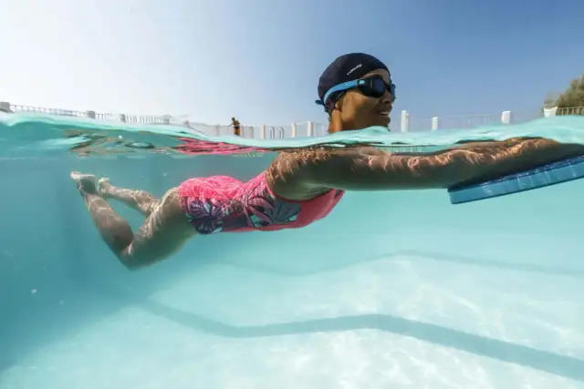 Czy pływanie żabką z głową nad wodą ma sens? Odkryj wady tej techniki