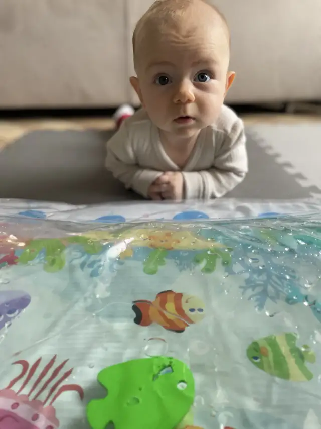 Jak zachęcić niemowlaka do leżenia na brzuszku – proste sposoby na rozwój dziecka