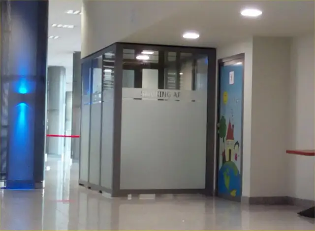 Czy na lotnisku w Pyrzowicach jest palarnia dla pasażerów?