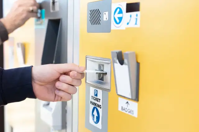 Ile kosztuje parking na lotnisku w Charleroi? Ceny, porady i opcje.