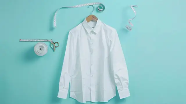 Jak poprawnie podwijać rękawy koszuli? Oto triki stylistów mody