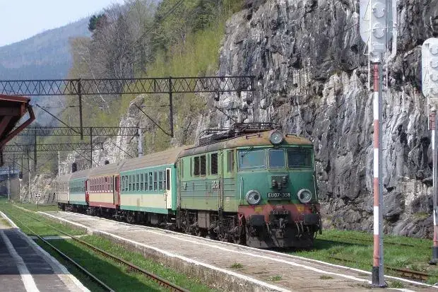 Najlepsze trasy kolejowe i praktyczne wskazówki na podróż pociągiem w góry