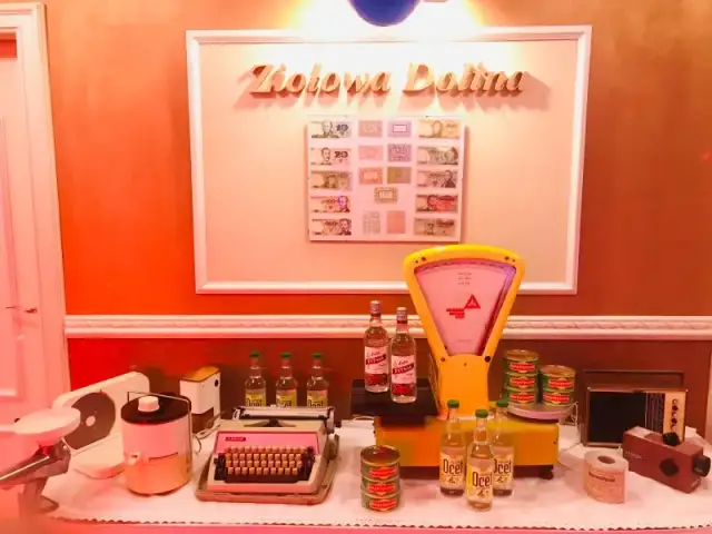 Bal w stylu PRL: Przewodnik po modzie, menu i dekoracjach