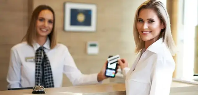 Co robi recepcjonistka w hotelu? Odkryj ważne obowiązki tej roli