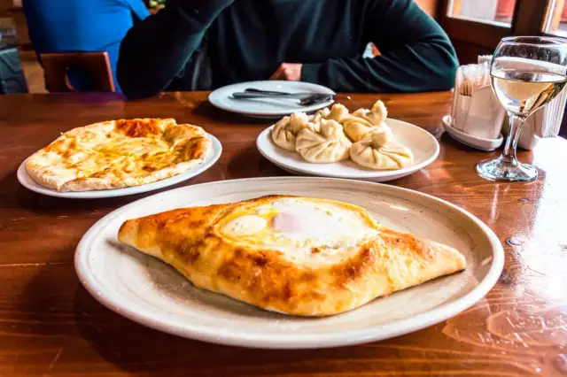 Tbilisi kulinarnie: Gdzie zjeść i co spróbować? Przewodnik smakosza