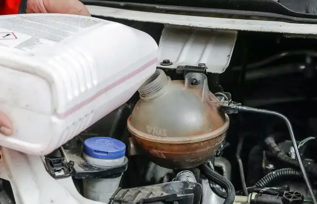 Jaki płyn do chłodnicy na dolewkę, aby uniknąć przegrzania silnika?