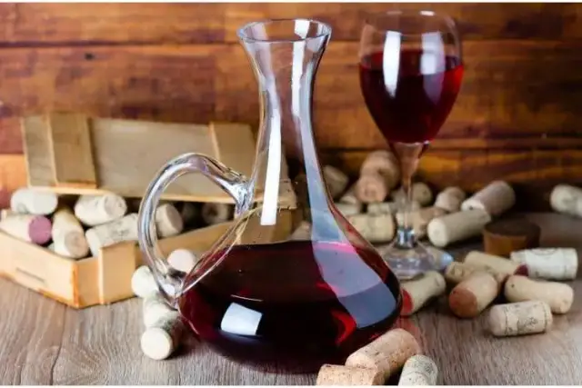 Czemu wino nie jest wegańskie? Odkryj ukryte składniki zwierzęce