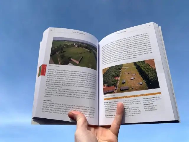 Otwarta książka z ilustracjami i tekstem o historii Śląska. Widać fragmenty o zamkach i lotnictwie. To ciekawe książki po śląsku.