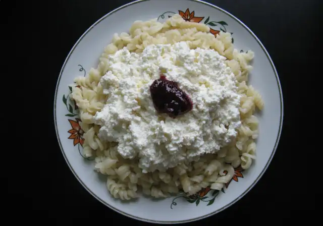 Jak zrobić makaron z serem na słodko - szybki przepis na smak dzieciństwa