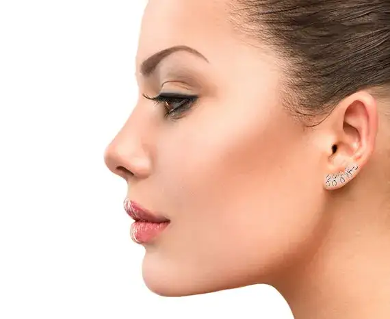 Jak założyć kolczyki nausznice? Prosty poradnik i wskazówki