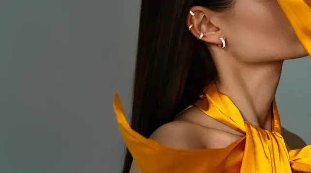 Jakie dodatki do złotej sukienki na wesele, aby wyglądać olśniewająco?