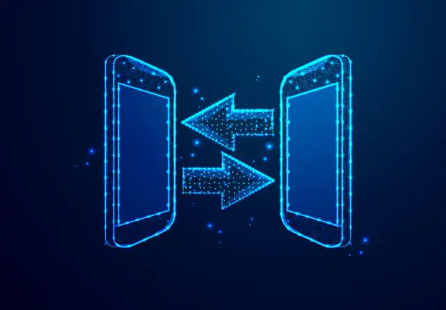 Dwa telefony Motorola połączone strzałkami symbolizującymi transfer danych. Dowiedz się, jak przenieść dane z Motoroli na Motorolę.