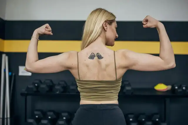 Czy prawnik może mieć tatuaże? Odkryj, co mówią przepisy i normy