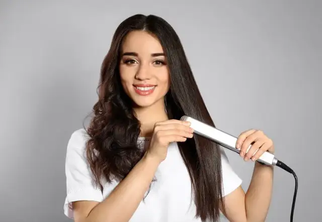 Prostownica parowa czy keratynowa - która lepiej zadba o Twoje włosy?