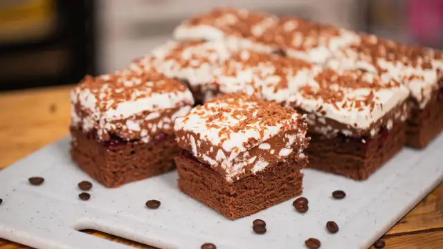 Pyszny przepis na ciasto kostka hiszpańska królewska, które zachwyca