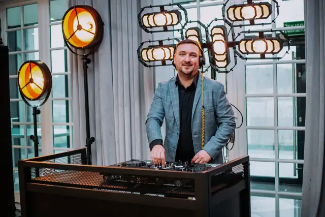 Kto płaci ZAiKS za DJ-a? Wyjaśniamy odpowiedzialność prawną