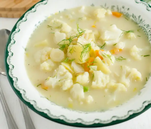 Zupa kalafiorowa jak u babci: Odtwórz smak dzieciństwa!