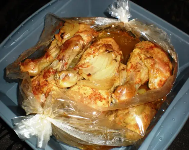 Ile piec pałki z kurczaka w rękawie, aby były soczyste i pyszne?