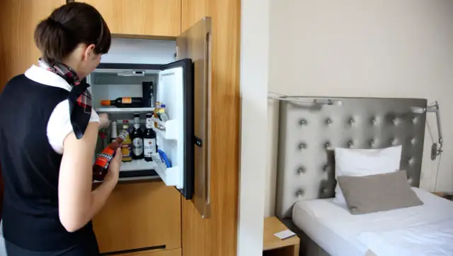 Czy minibar w hotelu jest płatny? Odkryj zasady i ukryte koszty