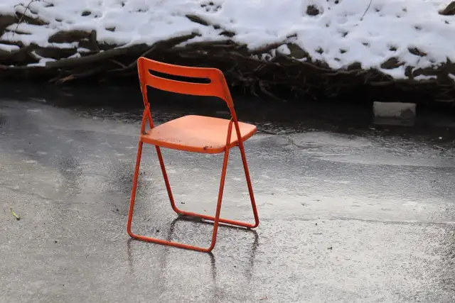 Jak zrobić pokrowiec na krzesło bez szycia - proste i efektowne metody